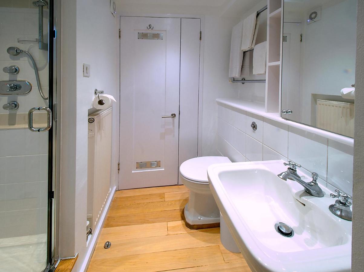 Serene Townhouse With Parking London Eksteriør billede